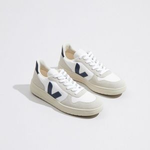 VEJA V-10 B-MESH WHITE
NAUTICO (navy). Women’s U.S. size 8 /EUR 38